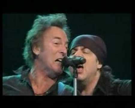 Radio nowhere is the first single released from bruce springsteen's 2007 studio album magic. Bruce Springsteen Madrid 2007 Radio Nowhere - YouTube