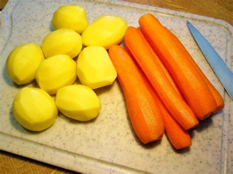 Kartoffelsalat mit Möhren und Erbsen Rezept
