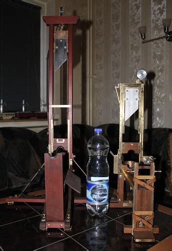 Fallbeil — ↑guillotine … fallbeil — französische guillotinen links: Flickriver: Photos tagged with fallschwertmaschine