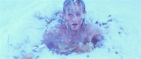Eva Green desnuda en Pájaro blanco de la tormenta de nieve