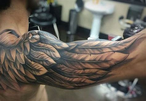 Ausgestreckter Arm Mit Flügel Tattoo In Schwarz Detail Und Textur Schulter Tattoo Männer Cool
