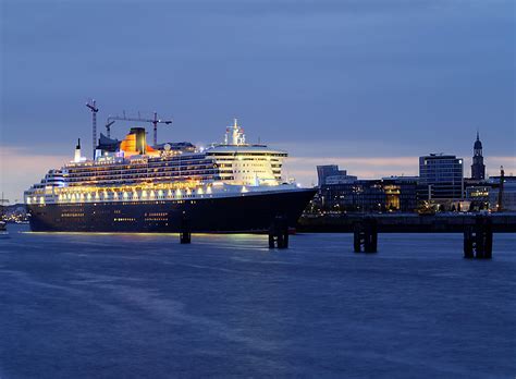 Above all, it's the space she offers and the luxury for you to do as little or as much as you wish which sets her apart. Queen Mary 2 in Hamburg Foto & Bild | schiffe und seewege ...