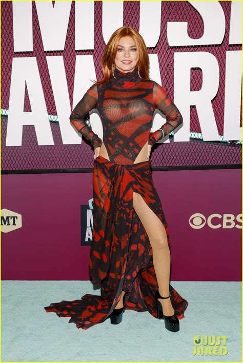 Shania Twain Brings Back Her Red Hair For Cmt Music Awards Photo