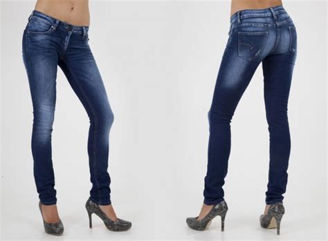 Hübsche Frauen In Engen Jeans — Stockfoto © Demidoff 41735249