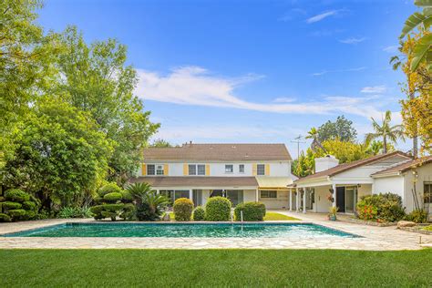Betty Whites Lovely La Home Lists For 10575m Just As Her Carmel