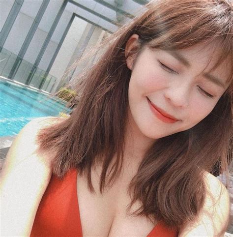 Share the world's most popular and beautiful girls every day. 《驕女》林萱瑜曬「泳池辣照」! 水中擠雪白雙球…網讚：辣玫瑰 | ETtoday星光雲 | ETtoday新聞雲