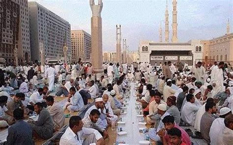 Larangan umat muslim mengunjungi masjid nabawi dan masjidil haram dikeluarkan oleh kementerian luar negeri arab saudi sejak akhir februari lalu yang ditandai dengan dihentikannya layanan umrah. FOTO BUKA PUASA RAMADHAN DI MASJID NABAWI MADINAH 2018 | Animasi Bergerak Lucu Terbaru