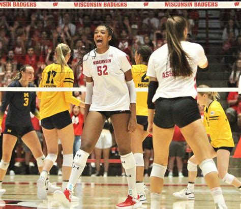Wisconsin Volleyball Maintains No 1 Ranking Carter Booth Named Big