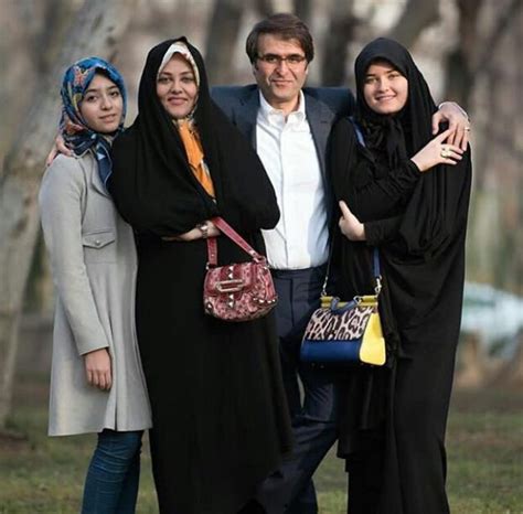 نوه امام خمینی ره در کنار همسر و فرزندانش عکس
