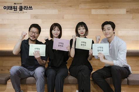 Park seo joon may have just found his next drama. Park Seo Joon Puts On Pensive Look In The First Teaser Poster Of "Itaewon Class"