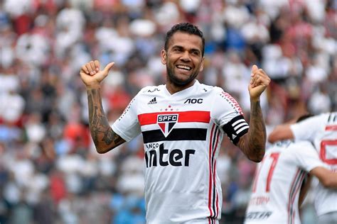 Considered one of the greatest right backs of all time, alves is the most decorated player in the history of football. Após polêmica, Bahia reencontra Daniel Alves depois de 17 ...