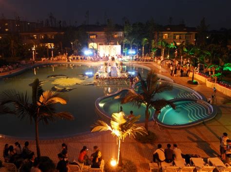 Great for a wedding reception or pool party. Beautiful Pool Side Weddings | Sugar Weddings & Parties