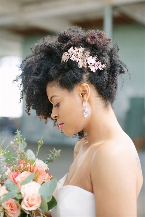 14 Beautiful Wedding Hair Accessories Munaluchi Bride Natural Wedding Hairstyles Natural