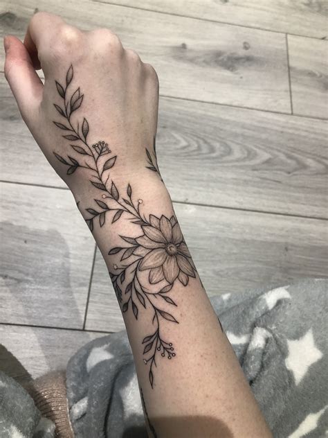 See more ideas about tattoos, body art tattoos, tattoos for women. Floral design with a daisy centrepiece. Being continued ...