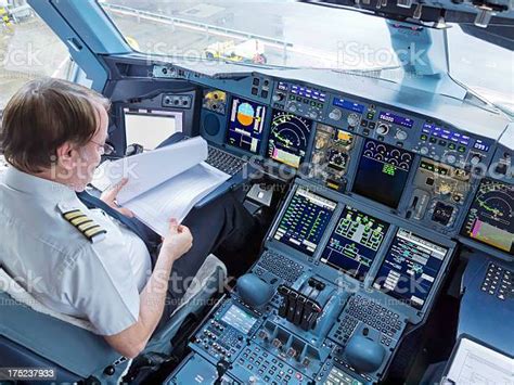 Photo Libre De Droit De Pilotes Dans Le Cockpit Dun Jet Commercial Banque Dimages Et Plus D