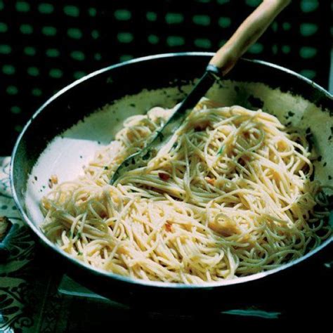 Spaghetti Met Knoflook Olijfolie Ansjovis En Chilipepertjes Recept