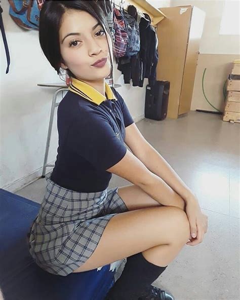 adorable adolescente colegiala mexicana con celular soda se sienta a sexiz pix