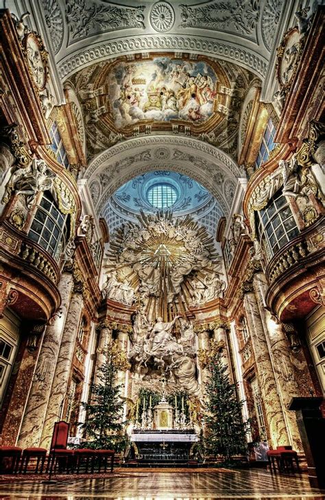 Carlos fuentes, panameño de nacimiento y mexicano de nacionalidad. Nave central de la Catedral de San Carlos de Viena Austria ...