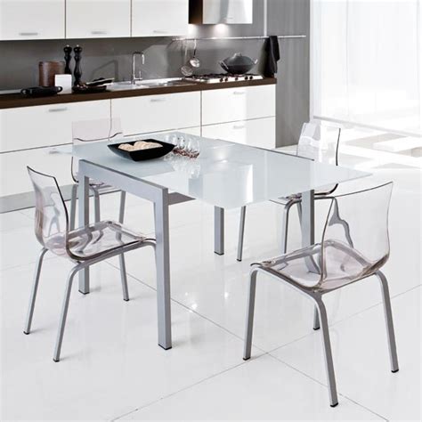 En este caso, las tendencias apuntan a aquellos que son sencillos de limpiar. 15 Modern Bright Kitchen Chairs from Domitalia - DigsDigs
