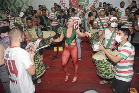 Foto Carnaval 2022 Paolla Oliveira Usou Look Brilhante E Ousado Para Ir Ao Ensaio Da Grande