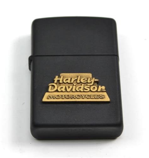 Harley davidson motosiklet logolu koleksiyonluk kullanılmamış kutusunda garantili zippo çakmak. Vintage HARLEY DAVIDSON Gold & Black Matte Emblem Zippo ...