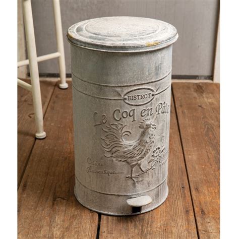 (you can learn more about our rating system and how we pick each item here.). Farmhouse-Style Rooster Trash Bin