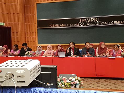 Format minit mesyuarat yang umum sebelum kita ingin membina atau melengkapkan minit mesyuarat, amatlah baik jika korang sudah mempunyai format minit mesyuarat yang kosong ataupun 'blank format'. KAUNSELOR NURHAIZA CHE MAT : Minit Mesyuarat Majlis Guru ...