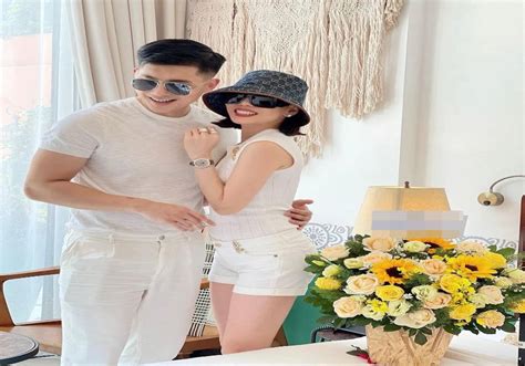 Top 5 Cặp Phi Công Trẻ Lái Máy Bay Bà Già đình đám Nhất Showbiz Việt