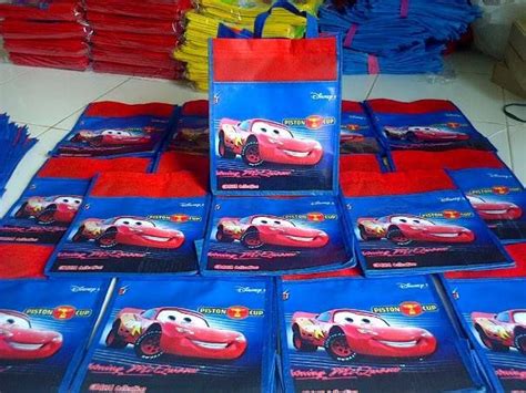 Goodie bag dengan pilihan bahan drill berbentuk jinjing dengan ukuran sebesar 40x30x10 cm dengan menggunakan bahan drill. Cars. Merah Biru. Cowok | Vinyl, Biru, Karakter kartun