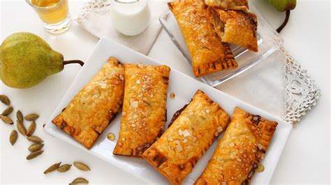 Pastelitos in the other hand are smaller, almost bite size (depending on how hungry you are) and are mostly made as appetizers for parties. Receta de Pastelitos de Pera, Cardamomo y Vainilla ...