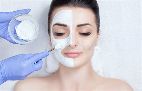 The Cosmetologist For The Procedure Of Cleansing And Moisturizing The