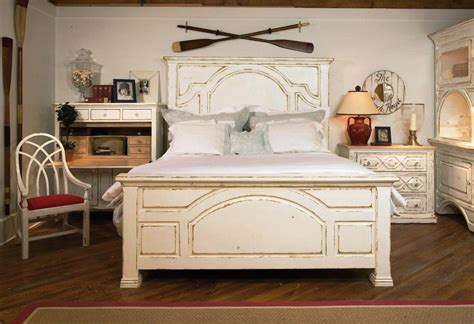 Roundhill furniture york 204 solid wood construction bedroom set with king size bed, dresser, mirror and night stand, dresser&mirror, nightstand. 30 Beach Style Master Bedroom Decor Ideas