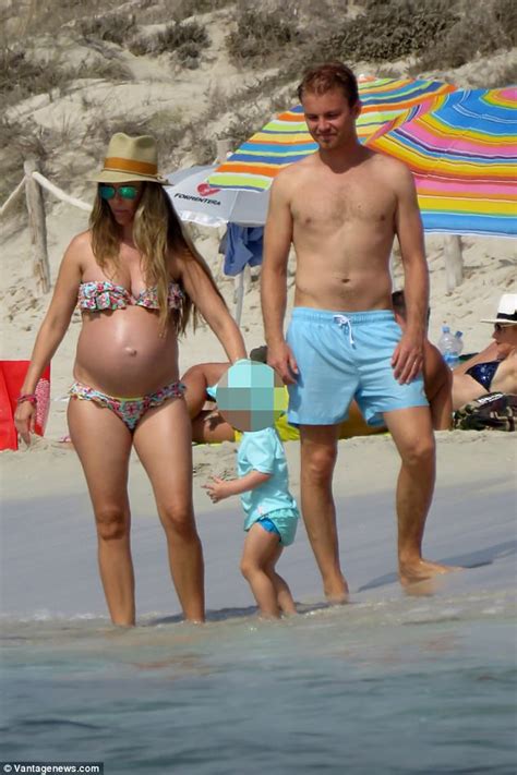 Umur 36 tahun) adalah seorang pembalap formula 1 berkebangsaan britania raya yang saat ini membalap untuk tim mercedes gp. Nico Rosberg steps out with pregnant wife Vivian in Spain ...