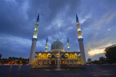 Catholic reacts sheikh ali ahmed molla azan solat isya' di masjid shah alam, selangor malaysia. Top 10 Things to Do in Shah Alam, Malaysia and Why