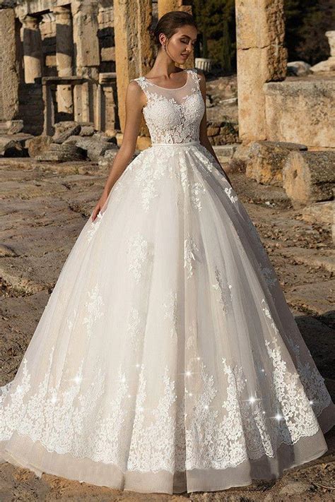 Gorgeous Tulle Scoop Neckline Ball Gown Wedding Dress With Lace