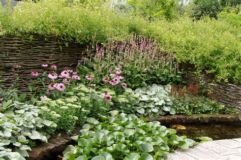 Ich möchte in meinem garten eine art steingartenrabatte anlegen und suche nach ideen. Pin auf Garten