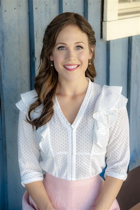 Erin Krakow As Elizabeth Thatcher On When Calls The Heart Hallmark