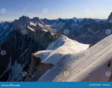 Franse Alpen Bergen Pieken Panorama Met Silhouettes Van Klimmers Terwijl Het Roperteam Onder