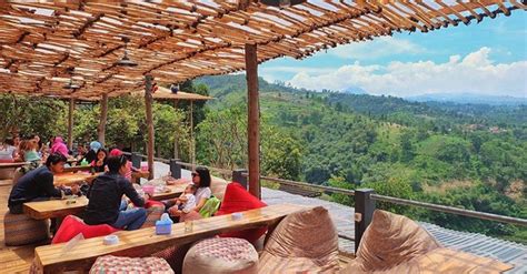 Menikmati Pemandangan Cantik Sambil Makan Enak di Ciwidey Bandung