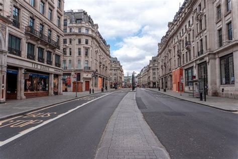 51 Eerie Photos Show Londons Deserted Streets During Coronavirus
