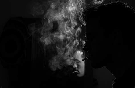 Fotos Gratis Hombre Ligero En Blanco Y Negro De Fumar Oscuridad