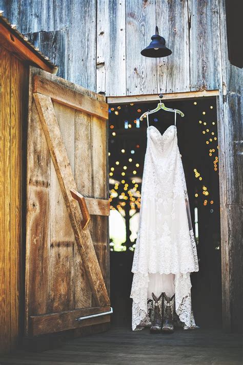 25 Sweet And Romantic Rustic Barn Wedding Decoration Ideas