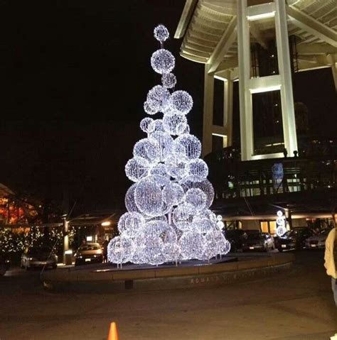 See more ideas about christmas ornaments, chicken crafts, christmas crafts. Create chicken wire balls and cover with lights. Dramatic ...