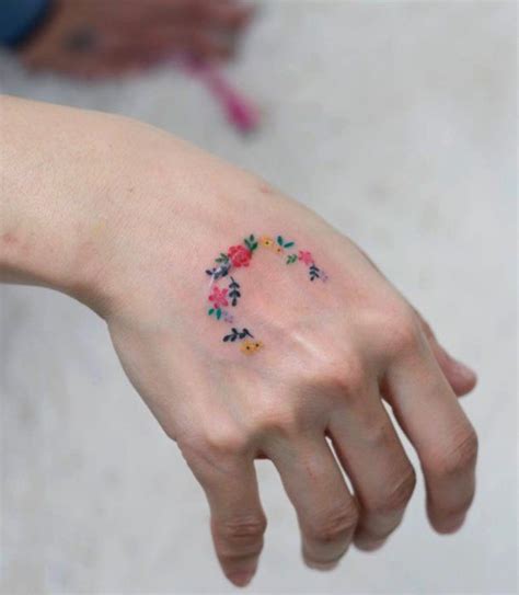 17 Ideas Discretas Para Adornar Tus Manos Con Tatuajes Tatuajes