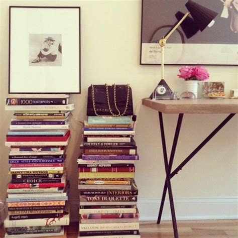 21 Chic Ways To Decorate Your Apartment With Books Decor Apartment