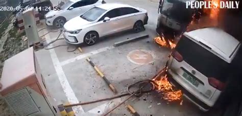 Terdapat dua situasi jika kenderaan mengeluarkan asap biru iaitu terdapat kerosakan komponen piston atau wujud masalah di bahagian kepala silinder. Sebuah kereta elektrik di China terbakar ketika sedang ...