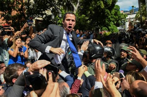 Der staatschef erwägt, in der hochburg des protests den ausnahmezustand zu verhängen. Caracas (AFP). Venezuela: Guaido force le passage et prête ...