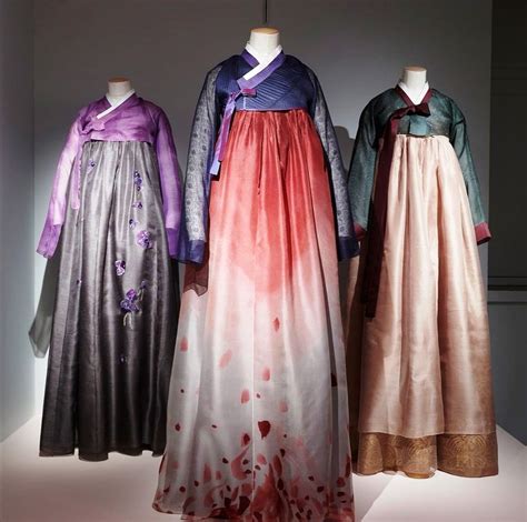 A woman came up to me after a reading at an event a year ago and said i love hearing about when people have been through something really traumatic and i was like yeah. Hanbok coréen de Lee Young-Hee (musée Guimet Paris) | Mode ...