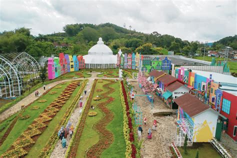 Flora Wisata Santerra De Laponte Lokasi Dan Harga Tiket Taman Bunga Malang