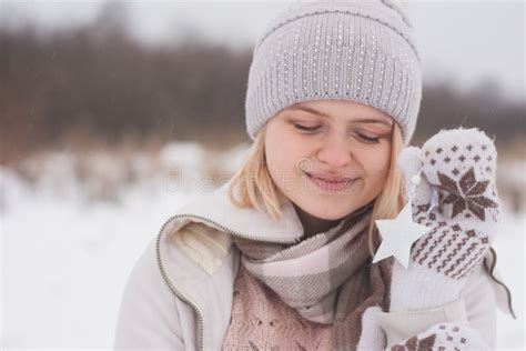 una rubia con ropa de invierno caminando sobre una estepa nevada mujer sonriente con ropa clara